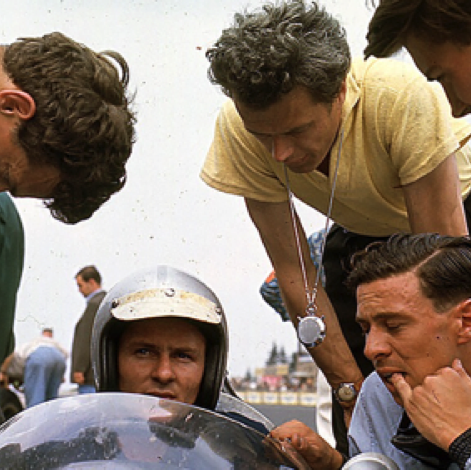 Jim en discussion avec Bruce Mc Laren sur sa Cooper Climax Jim en discussion avec Bruce Mc Laren sur sa Cooper Climax